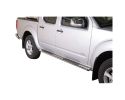 ESTRIBOS EN TUBO INOX, SECCIÓN OVAL, CON PISANTES PARA NISSAN NAVARA D40 2005-2015 (DOBLE CABINA; SÓLO 2010-)